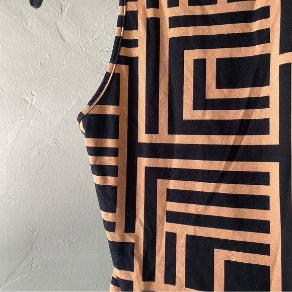 Abstract Mock Neck Sleeveless Top - Picture 3 of 5